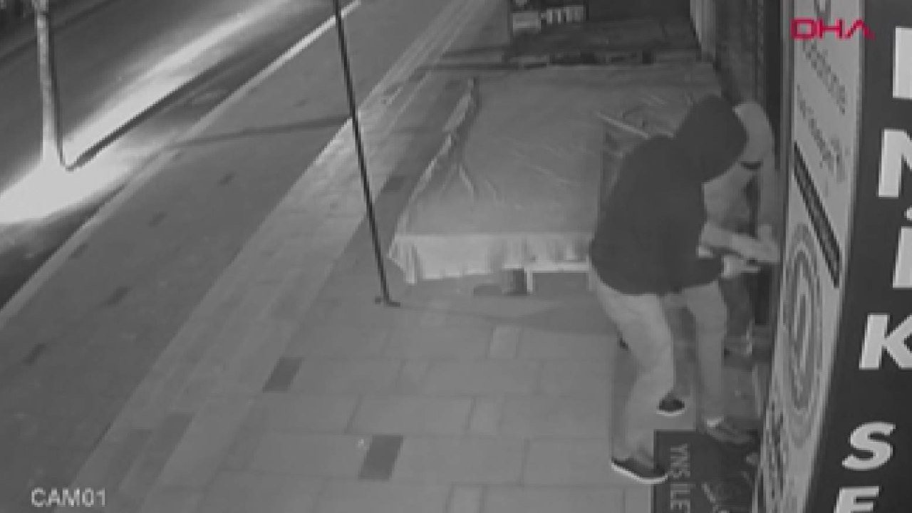 Büyükçekmece'de dükkandan 20 cep telefonu ve dışarıdan otomobili çaldılar