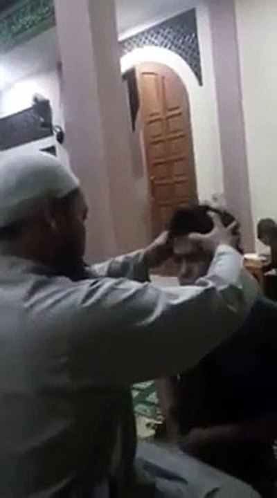 RUQYAH DENGAN PIJATAN DAN MEMBACAKAN AYAT RUQYAH