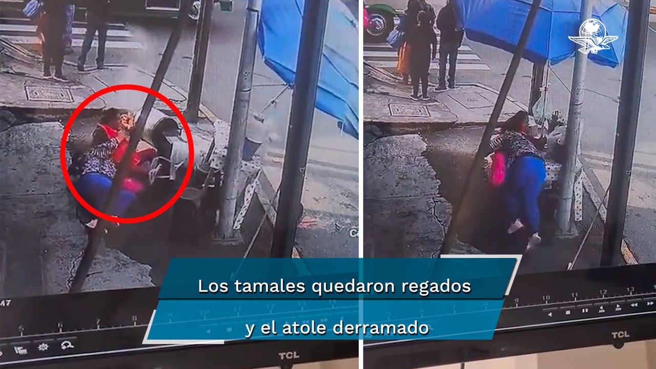 ¡Con todo y guajolotas! Mujer se tropieza y tira puesto de tamales, el champurrado… ¡¡¡Y a la tamal