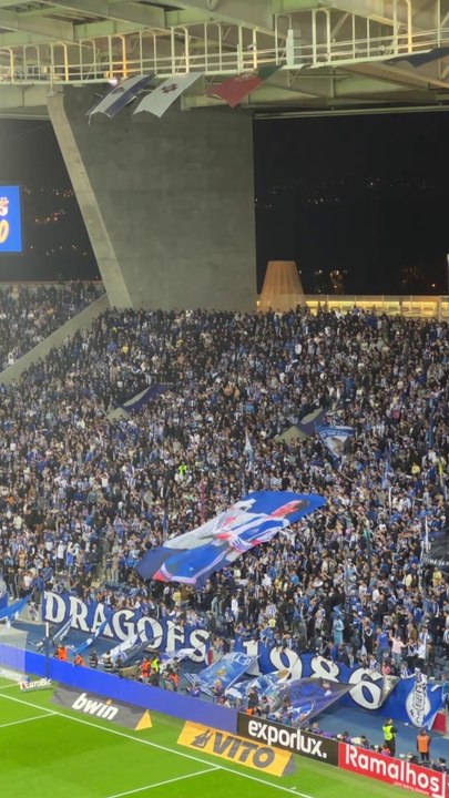 Bibota. Dragão levanta-se em uníssono numa demonstração de apoio ao craque portista