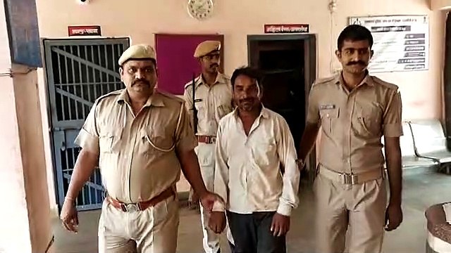 सागवान से भरी ट्रैक्टर-ट्रॉली पकड़ी, एक आरोपी गिरफ्तार