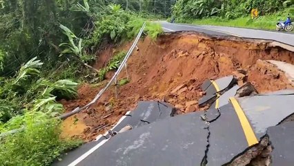 ฝนตกหนัก 4-5 วันต่อเนื่อง พังงา ดินสไลด์ ถนนทรุดพังตัดขาดเจ็บ 2 จยย.ตกเหว