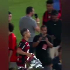 Diego Ribas, şampiyonluk kupasını, stadı temizleyen işçilerle kaldırdı