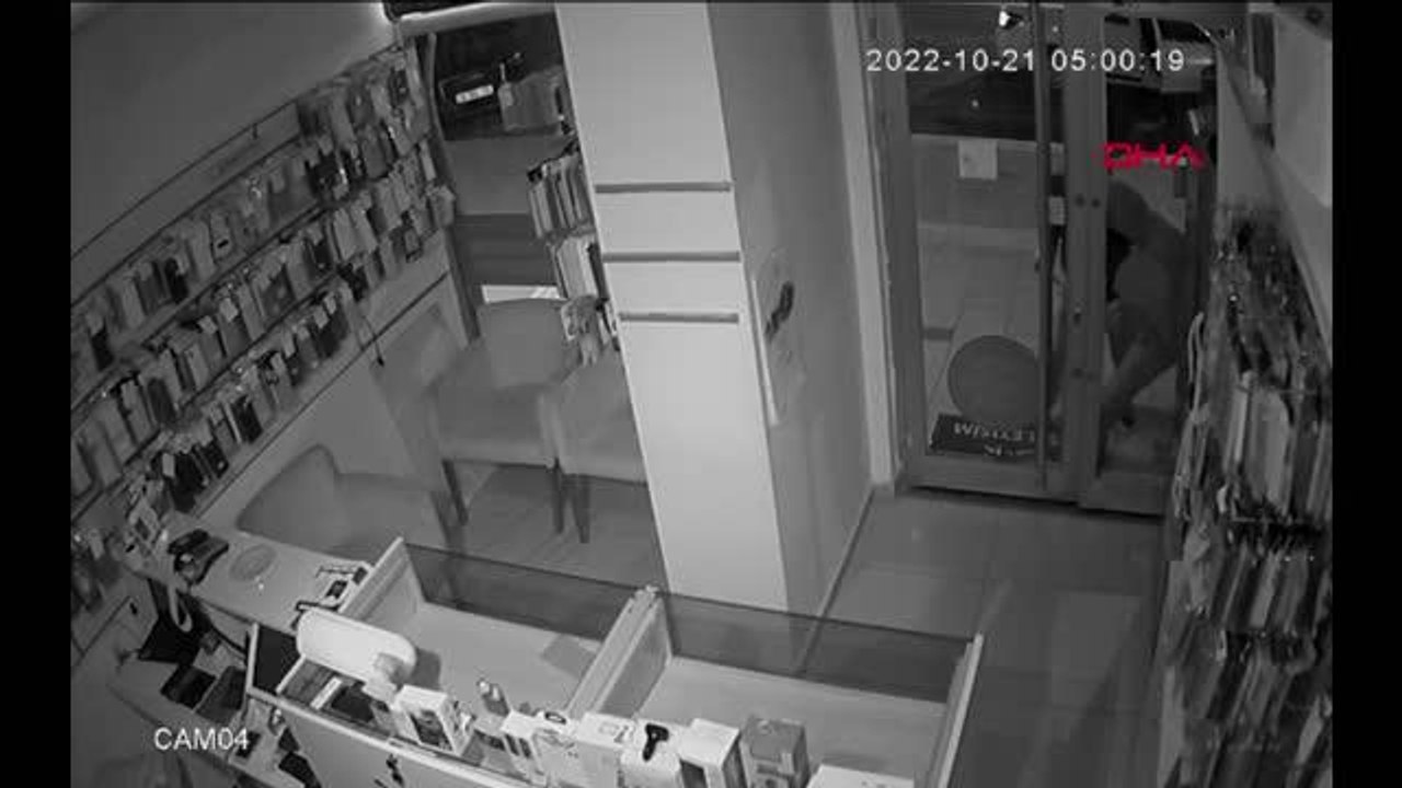 BÜYÜKÇEKMECE'DE DÜKKANDAN 20 CEP TELEFONU DIŞARIDAN OTOMOBİLİ ÇALDILAR