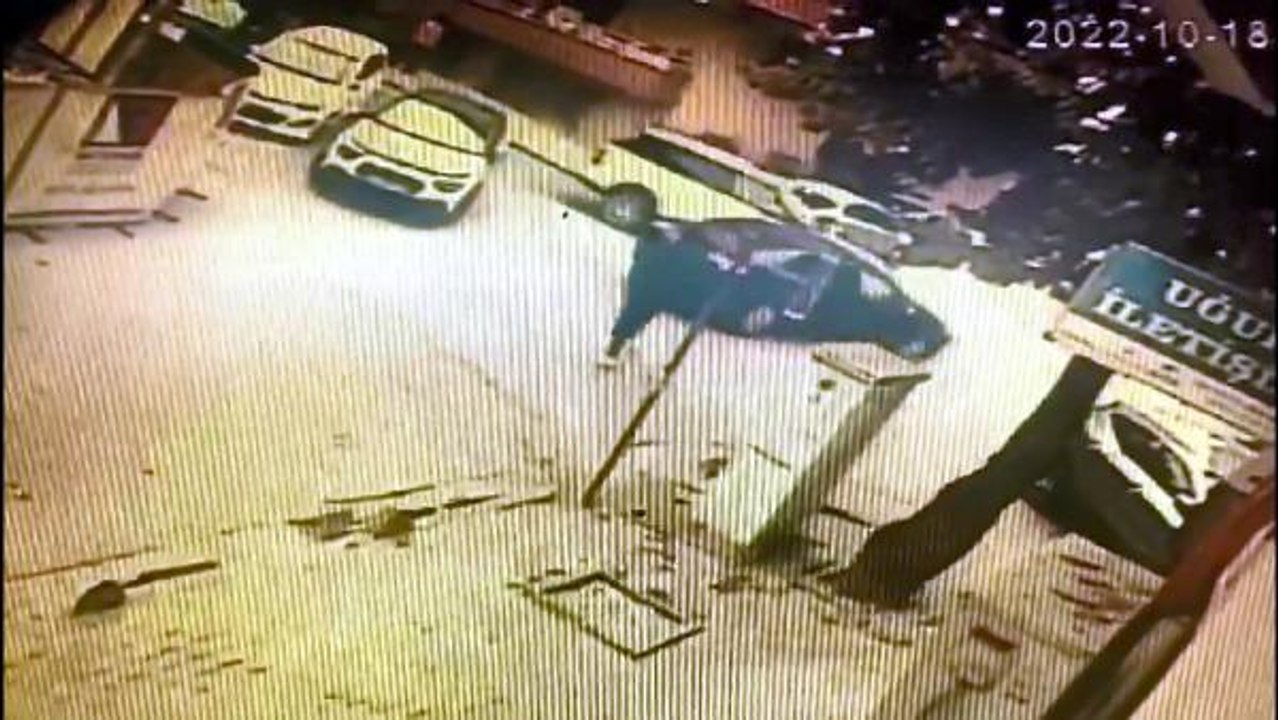 AVCILAR'DA KAVŞAKTAKİ KAZA 2 YARALI