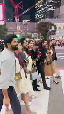 ஜப்பானில் மாஸ்காட்டும் ஆர் ஆர் ஆர் டீம்..  கையில் ரோஜாவுடன் சுற்றி வரும் நட்சத்திரங்கள்