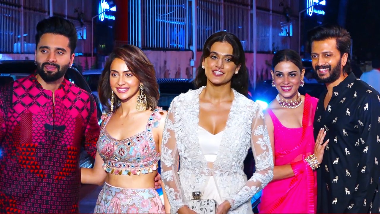 रितेश देशमुख, जेनेलिया, रकुल प्रीत सिंह सहित कई सितारे हुए तापसी पन्नू की दिवाली पार्टी में शामिल