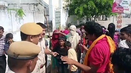 Скачать видео: शहर में सफाई कर कचरा राज्यमंत्री के घर डालने की कोशिश, तीन हिरासत में