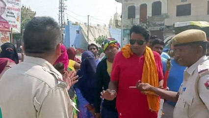 Скачать видео: शहर में सफाई कर कचरा राज्यमंत्री के घर डालने की कोशिश, तीन हिरासत में