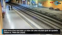 Dos policías salvan la vida de una mujer que se quería tirar al tren en Cádiz