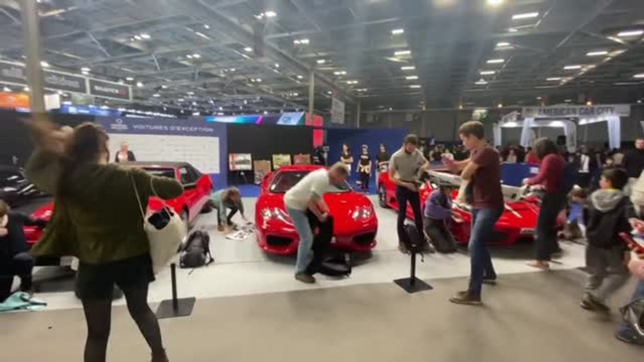 Activistas climáticos se pegan a coches deportivos en el Salón del Automóvil de París