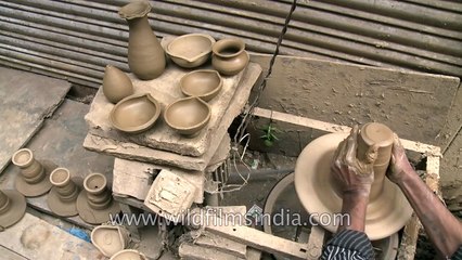 Descargar video: Making clay lamps or diyas for Diwali!