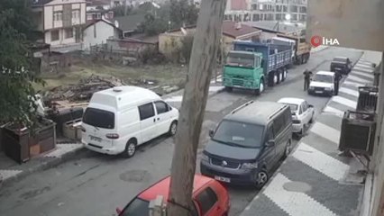 Boş arazide bulunan paletleri çalan şahıslar kamerada