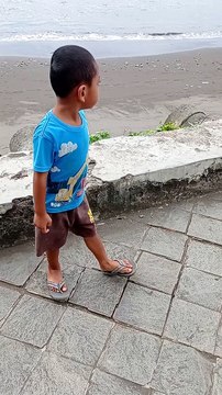 Menikmati suasana pagi hari di pinggir laut