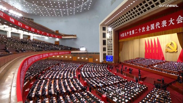 Cina, l'ex presidente Hu Jintao scortato fuori dal Congresso del Partito Comunista