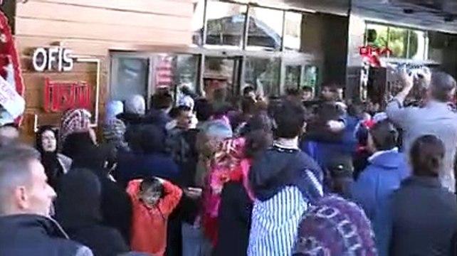 Mağaza açılışında izdiham; polis müdahale etti