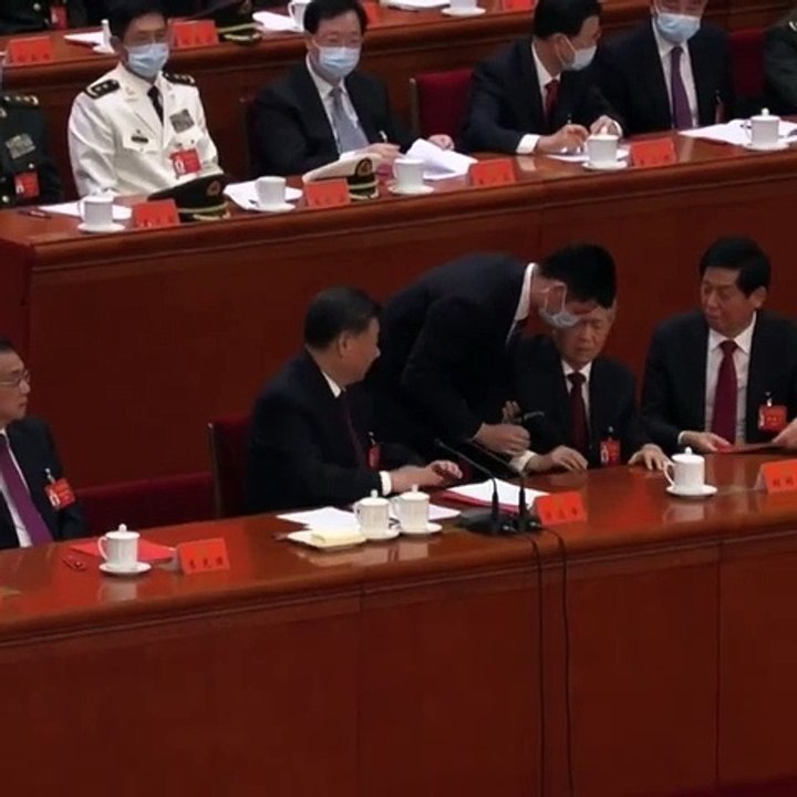 Expresidente Hu Jintao, escoltado fuera del Congreso en aparente purga