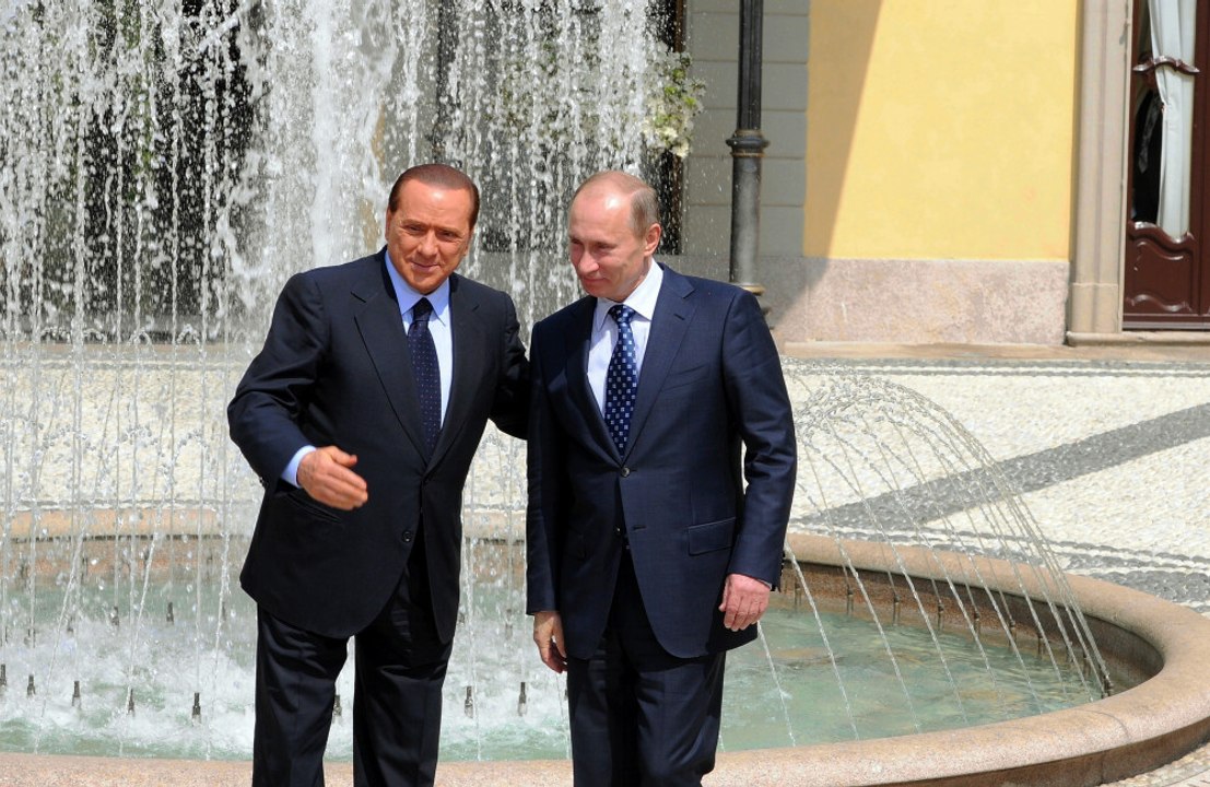 Polnischer Abgeordneter fordert Berlusconi auf, Wodkaflaschen zurückzugeben