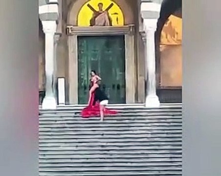 Katolik kilisesi önünde çırılçıplak poz verdi! Görüntüler tepkilere neden oldu