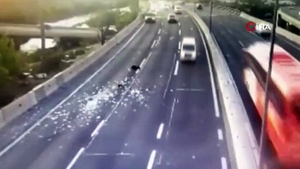 Şili’de polisten kaçan hırsızlar çaldıkları parayı otoyola saçtı