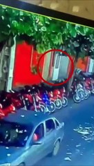 Em plena luz do dia, homem furta roda de moto no centro de Patos e sai caminhando tranquilamente