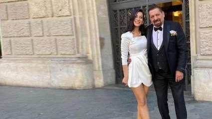 Ünlü yorumcu Erman Toroğlu'nun 35 yaş küçük eşi, göğüs dekoltesiyle hayran bıraktı