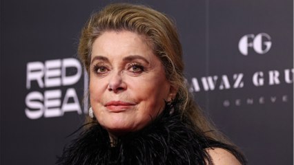 GALA VIDÉO - Catherine Deneuve jalouse : pourquoi elle a longtemps “boudé” Claudia Cardinale
