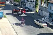 İzmir haberleri: İzmir'de traktör ile motosikletin karıştığı kaza anı kamerada