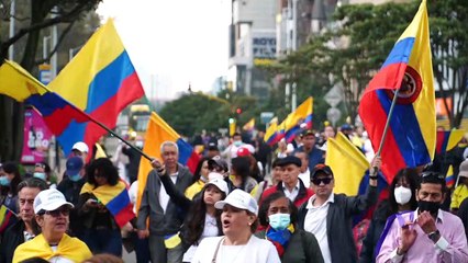 Miles de colombianos protestan contra proyecto de reforma fiscal de Petro