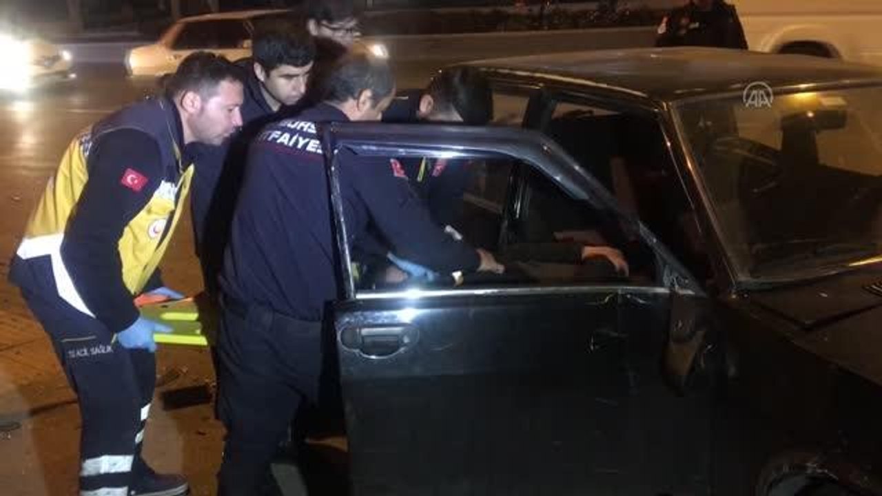Otomobilin çarptığı park halindeki aracın sürücüsü yaralandı