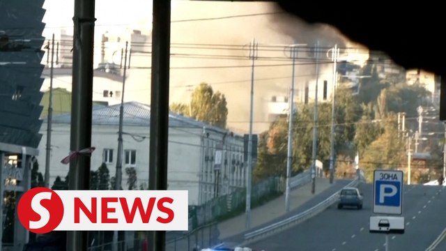 Russian missiles pound Ukraine as thousands flee Kherson