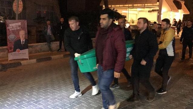 Manisa'da koca dehşeti: Cinnet getirdi, karısını bıçaklayarak öldürdü