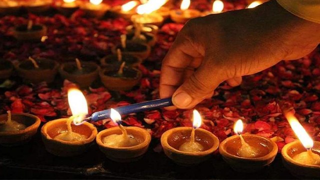 Diwali 2022: दीवाली में दीपक जलाते समय भूलकर भी ना करे ये गलती | Boldsky *Religious