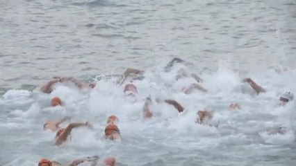 Más de mil nadadores saltan al agua en la icónica carrera en Puerto Victoria de Hong Kong