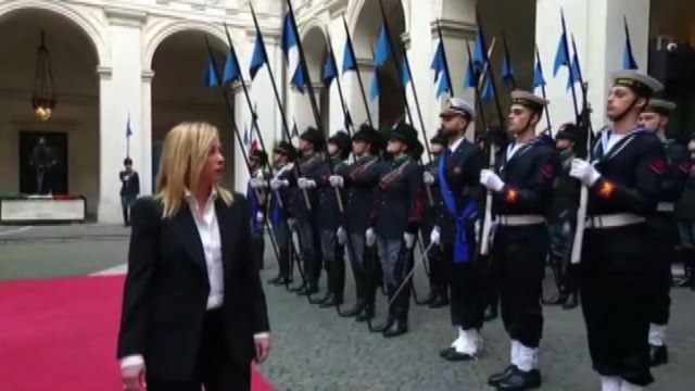 Governo, Meloni a palazzo Chigi tra emozione e picchetto d'onore