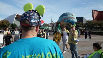 Download Video: Disneyland Paris : «Ça enlève de la magie !», les « Oreilles jaunes » manifestent leur colère