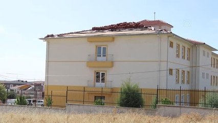 Tamir için çıktığı okulun çatısından düşen kişi öldü