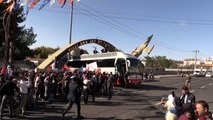 DİYARBAKIR - Cumhurbaşkanı Erdoğan, cadde üzerinde kendisini karşılayan vatandaşlara hitap etti.