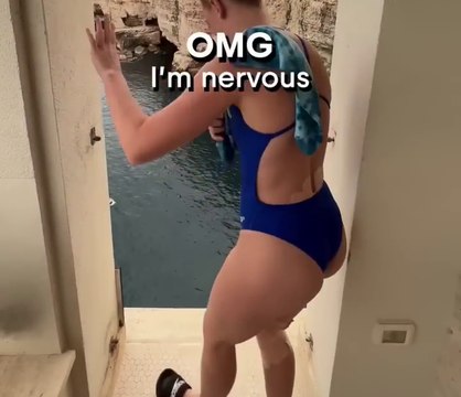 La plongeuse canadienne Molly Carlson plonge depuis le balcon de son hôtel