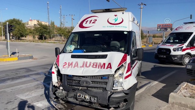 Isparta'da ambulans ile otomobilin çarpıştığı kazada bir kişi öldü, 6 kişi yaralandı