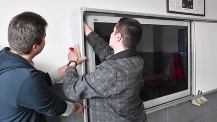 Arızalanan akıllı tahtaları meslek lisesi öğrencileri tamir ediyor