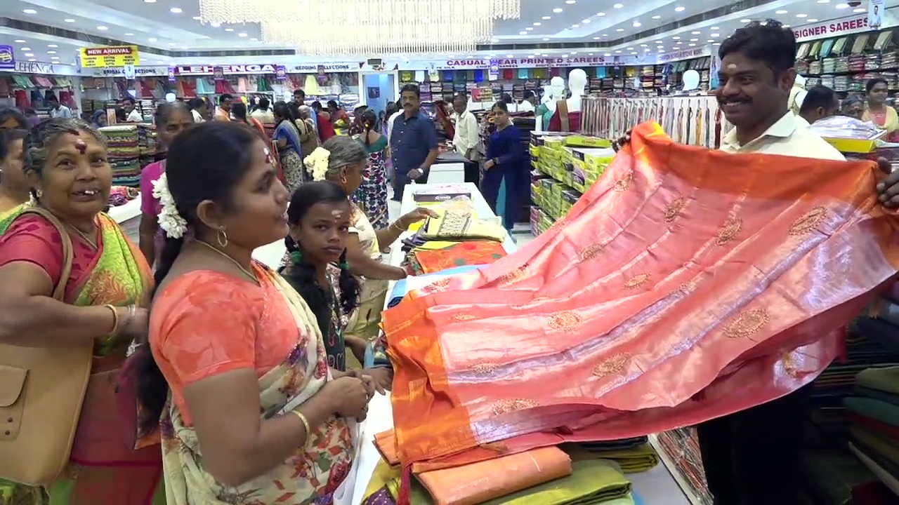 தீபாவளி எதிரொலி.. நெல்லையில் அலைமோதும் மக்கள் கூட்டம்.! தீவிர பாதுகாப்பு பணியில் போலீசார்