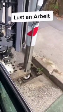 Nettoyage automatique d'une bouche d'égout... tellement satisfaisant