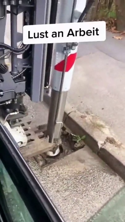 Nettoyage automatique d'une bouche d'égout... tellement satisfaisant