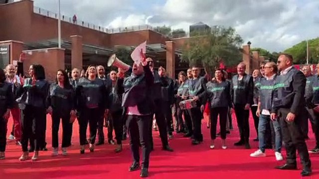 Siani sul tappeto rosso della Festa con gli operai della Whirlpool