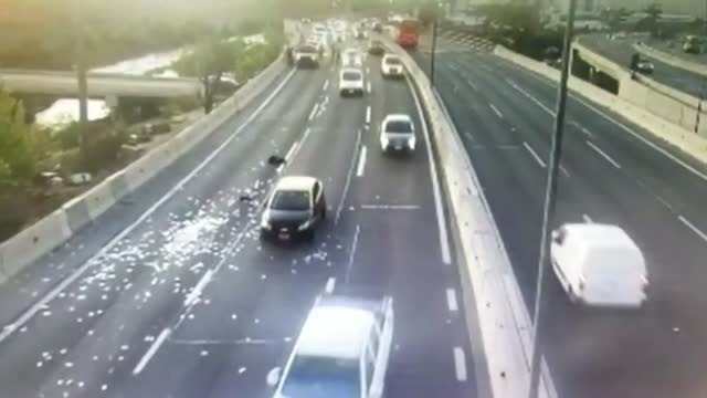 Arrojan cientos de billetes a una autopista durante una persecución policial en Chile