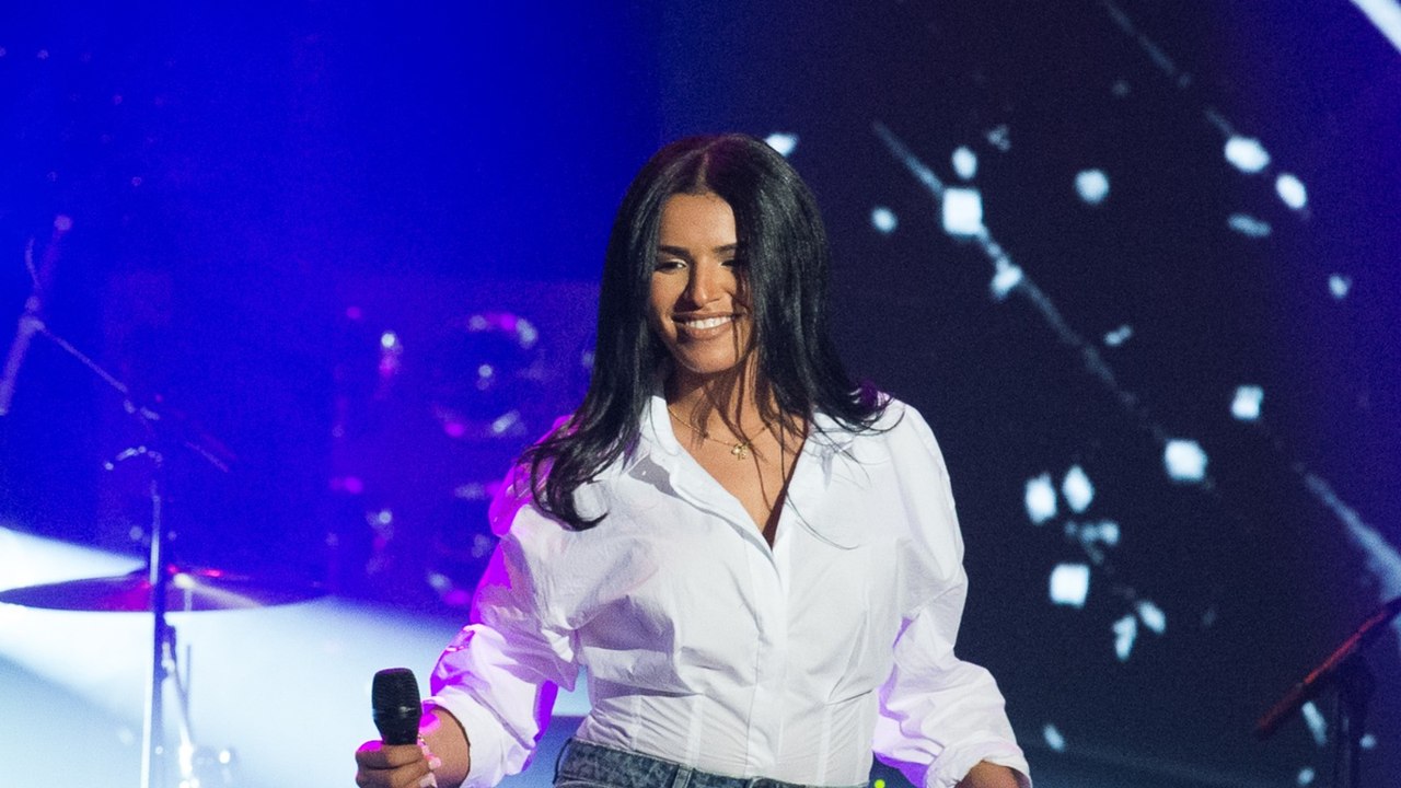 VOICI : Imen Es hospitalisée en urgence : la chanteuse explique les raisons de l'annulation de concert