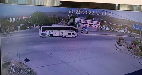 YOLCU OTOBÜSÜ İLE MİNİBÜSÜN ÇARPIŞTIĞI KAZA ANI KAMERADA; 2 YARALI