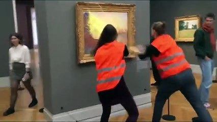 Video herunterladen: Ativistas atiraram puré de batata a um quadro de Monet na Alemanha