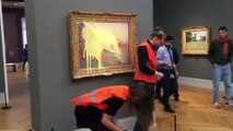 Activistas climáticos lanzan puré de patata a un cuadro de Monet en Alemania